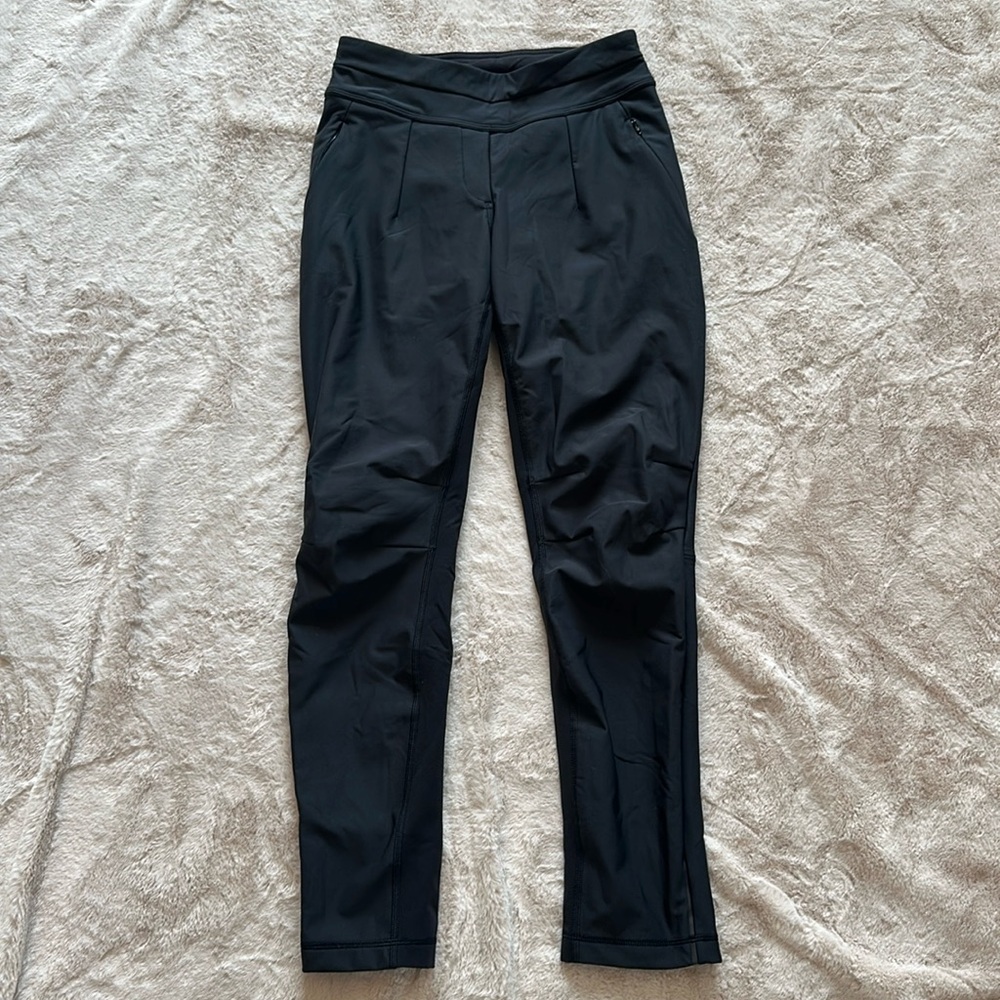NWOT lululemon cold weather jogger - size 4